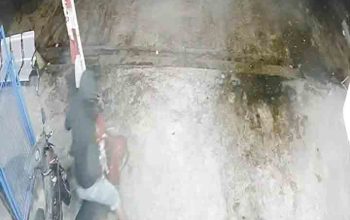 Pencuri Sepeda Motor di Salon Terekam CCTV