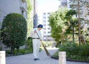 Miliarder Ini Penghasilannya Rp3,3 Miliar Per Tahun, tapi Tak Gengsi Jadi Tukang Sapu