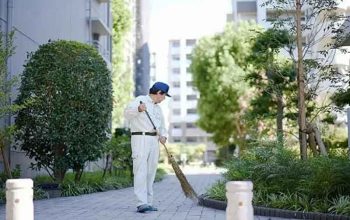 Miliarder Ini Penghasilannya Rp3,3 Miliar Per Tahun, tapi Tak Gengsi Jadi Tukang Sapu