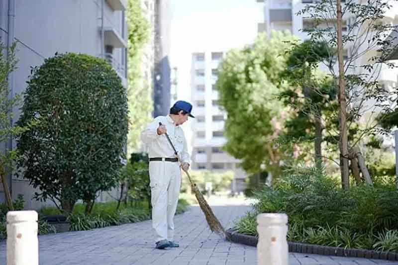 Miliarder Ini Penghasilannya Rp3,3 Miliar Per Tahun, tapi Tak Gengsi Jadi Tukang Sapu