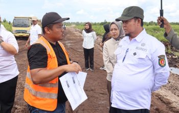 Bupati Katingan Tinjau Pembangunan Jalan Kereng Pakahi – Kampung Melayu