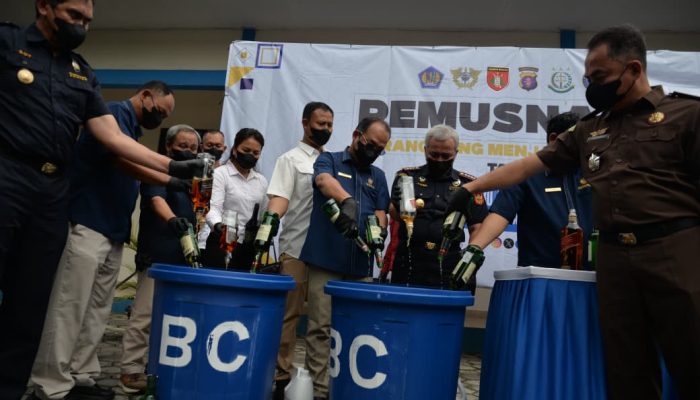 Bea Cukai Musnahkan Ratusan Ribu Barang Ilegal