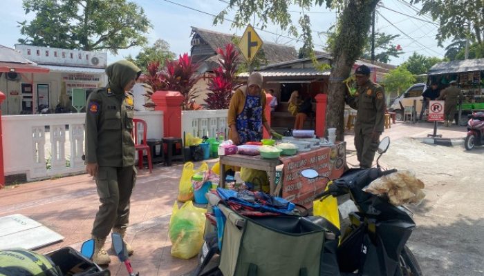 Satpol PP Kobar Tertibkan PKL di Trotoar