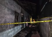 Api Hanguskan Bangunan Barak