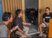 Suami Istri Beraksi, Burung Warga Diembat