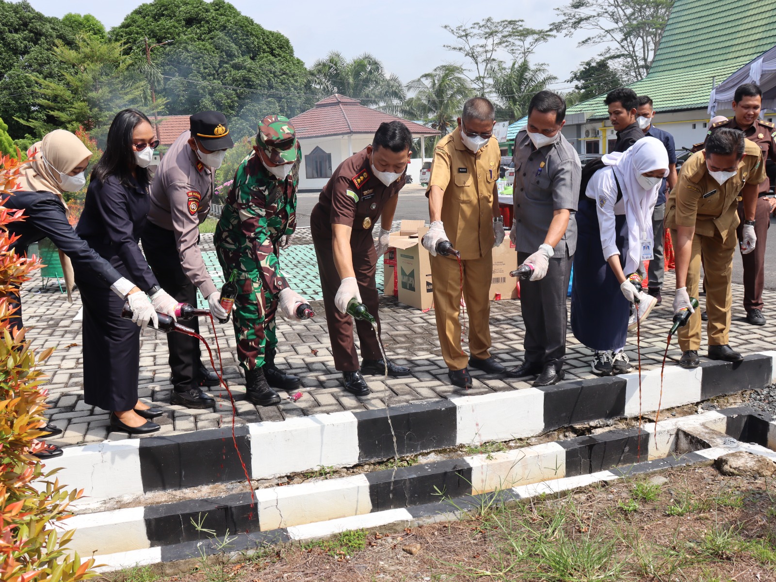 Kejari Pulang Pisau Musnahkan Barang Bukti 15 Perkara