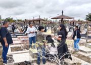 Makam yang Ramai, Bunga yang Semarak