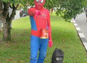 Pakai Topeng Spiderman untuk Bertahan Hidup