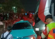 Detik-detik Taksi Listrik Hijau Tertabrak KRL di Bekasi Timur, Kendaraan Tampak Diam