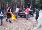 Warga Gumpa Gotong Royong Timbun Jalan