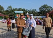 Bupati Masduki Bagikan Seragam Gratis