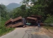Longbet Bermuatan Tiga Ekskavator Terguling di Bukit Angker, Jalur Lintas Kalteng-Kalbar Lumpuh Total