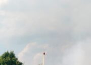 Dua Helikopter Lakukan Waterbooming Pemadaman Karhutla Tumbang Nusa