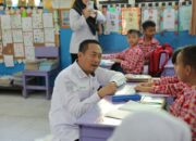 Bupati Sukamara Monitoring Penyaluran Seragam Sekolah Gratis