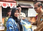 Membantu Warga Mendapatkan Kebutuhan Pokok