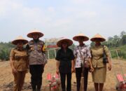 Kapolres Gumas Serahkan Bibit Jagung dan Tanam Perdana di BUMDes Tajah Antang Raya