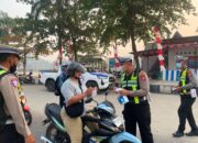 Kabut Asap Kian Pekat, Polres Gumas Bagikan Masker untuk Warga