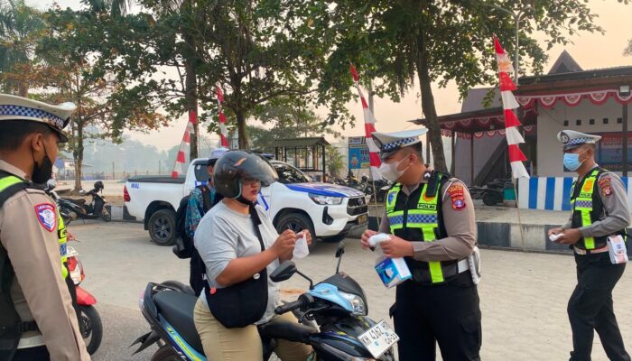 Kabut Asap Kian Pekat, Polres Gumas Bagikan Masker untuk Warga