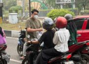 Erlan Bagikan Masker dan Vitamin untuk Warga