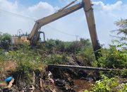 Sumber Air Minim, Kerahkan Ekskavator Gali Embung dan Parit
