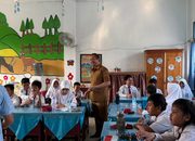 Bupati Masduki Bagi Susu dan Masker di Sekolah
