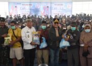 Gubernur Serahkan Bantuan Sembako di Tiga Kecamatan