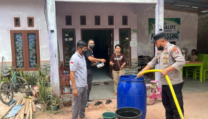Ketua Komisi II DPRD Lamandau H. Rere Nor Edimansyah Bagikan Air Bersih dan Masker ke Warga