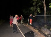Gerak Cepat Polsek Rungan dan Tim Gabungan Padamkan Titik Api Karhutla di Desa Linau