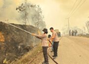 Kapolres Gumas Turun Langsung Padamkan Karhutla di Tewah