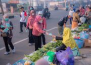 Bagi-bagi Masker, Kurangi Aktivitas di Luar Rumah