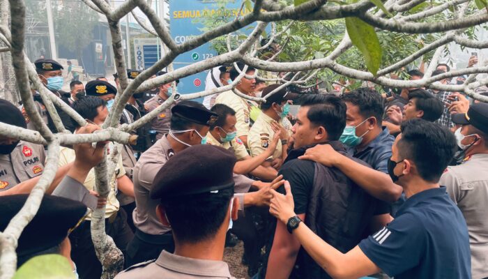 Massa Geruduk PLN, Tagih Janji Pemadaman Berhenti