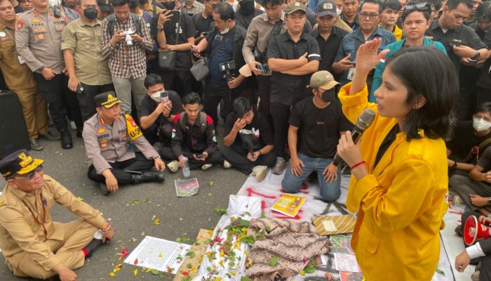 Mahasiswa Geruduk Kantor Eksekutif dan Legislatif
