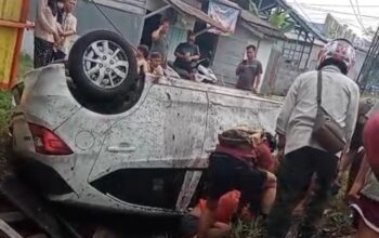 Menghindari Motor Keluar dari Gang, Honda Brio Masuk Parit