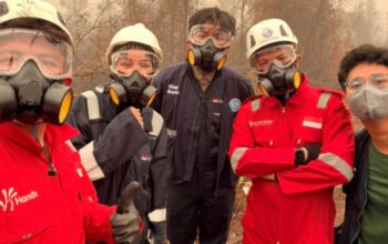 Terjun ke Lahan Gambut, Mendukung Relawan Padamkan Api